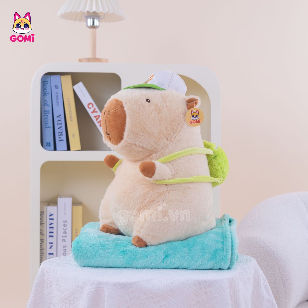 Gối Mền Capybara Đeo Balo Đội Nón