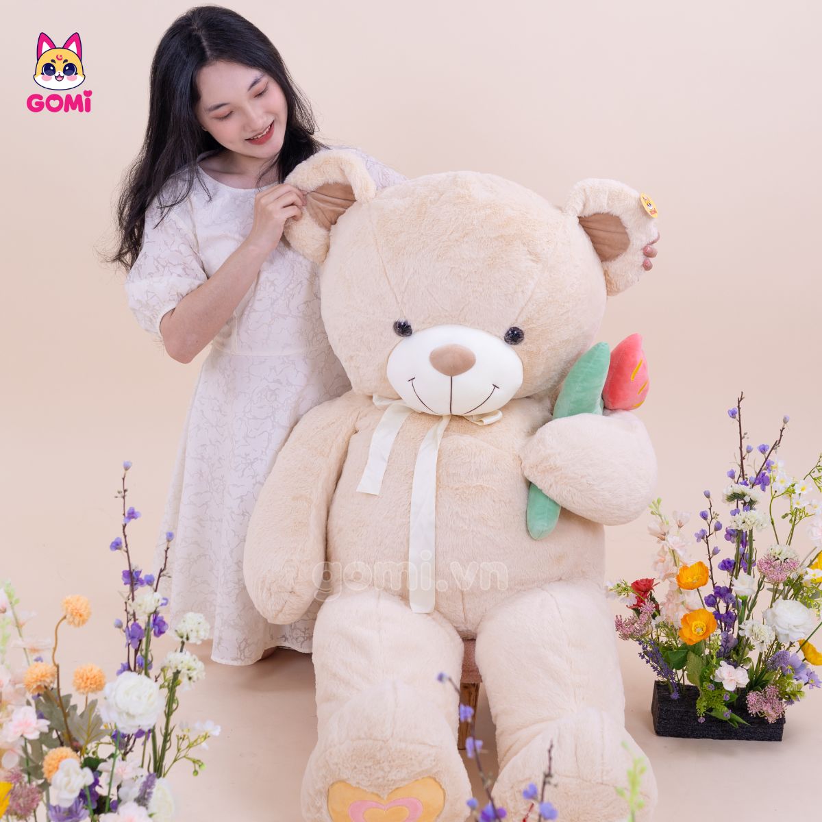 Gấu Bông Teddy Nơ Cầm Hoa